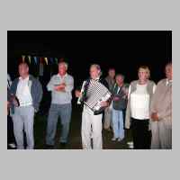 080-2375 19. Treffen vom 3.-5. September 2004 in Loehne - Es werden bekannte Lieder gesungen. Herbert begleitet die froehlichen Saenger.JPG